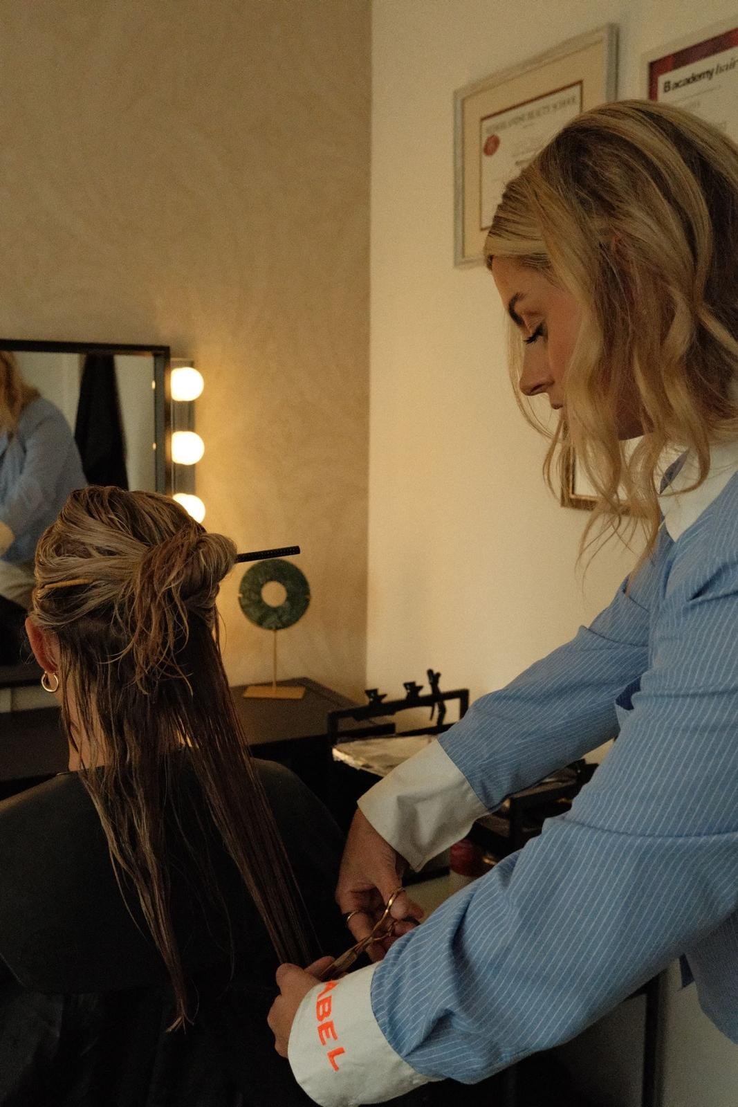 Wendy aan het werk: haar knippen bij een klant