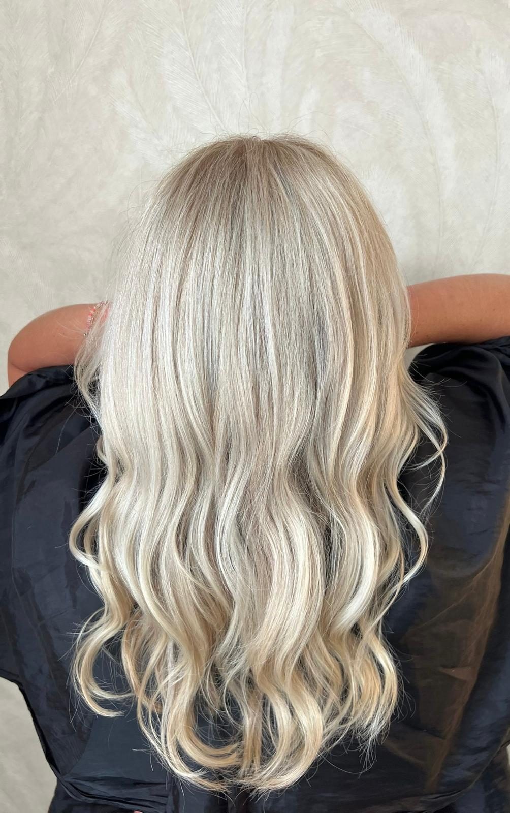 Blonde balayage met losse krullen door Wendy